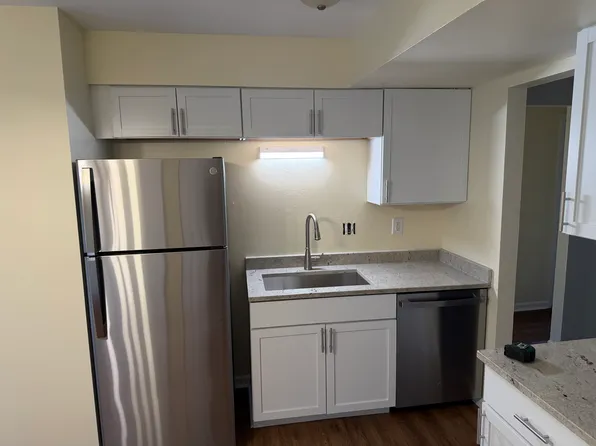 212 Logan St APT 2, Valparaiso, IN 46385