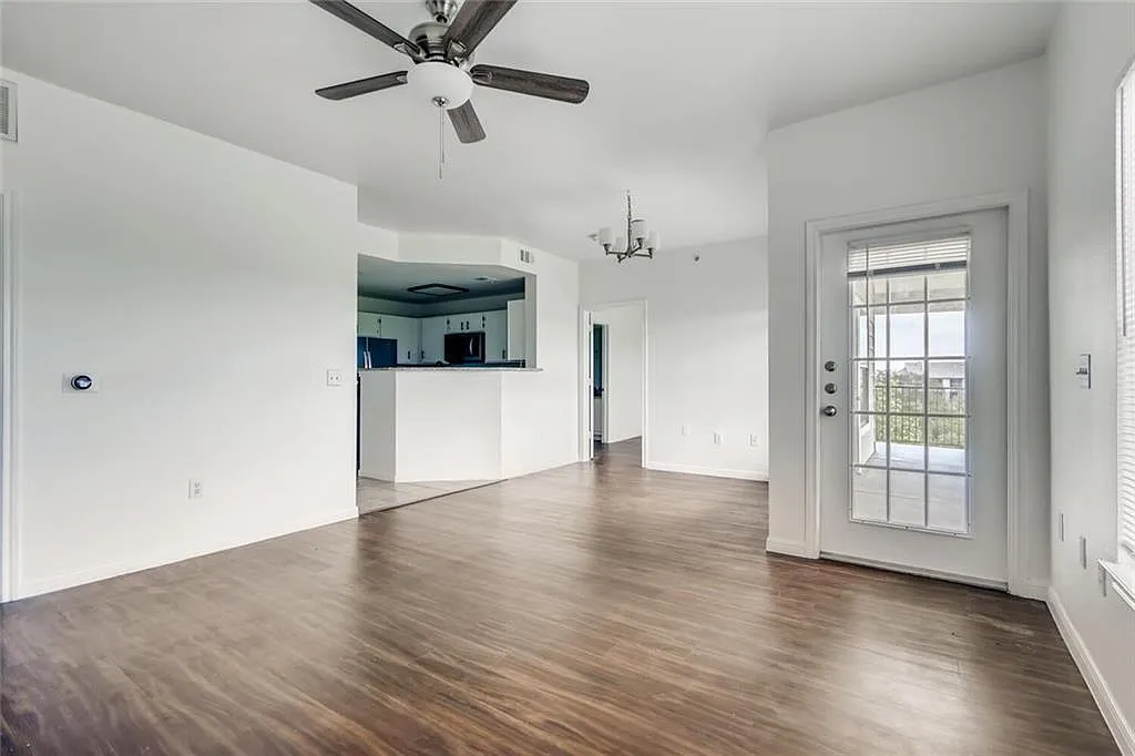 3 bed, 2.0 bath, 1111 sqft, $1,600 — Photo 2