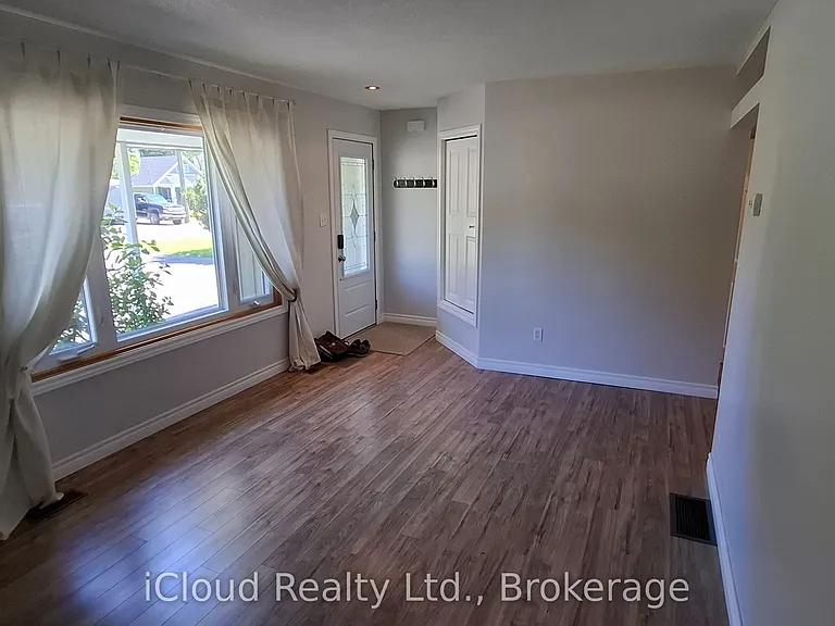 481 24th St W — Photo 5
