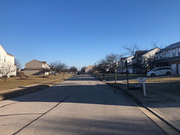 3rd image of 172 Knights Bridge Dr E