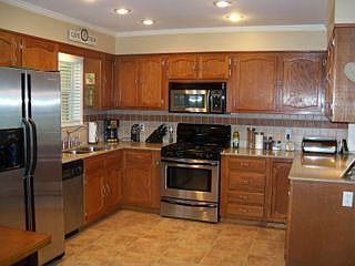 Great flow from kitchen to dining room, which makes a great space for entertai