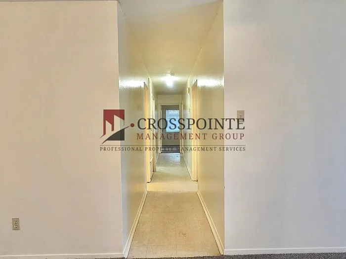 111 Queens Ct — Photo 6