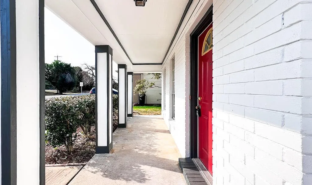 4 bed, 2.5 bath, 1795 sqft, $2,050 — Photo 1