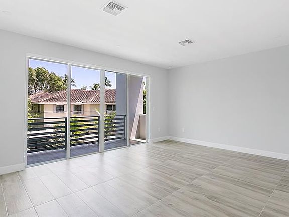 5th image of 636 NE 8th Ave