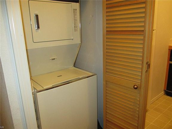 4th image of 931 Incline Way #231