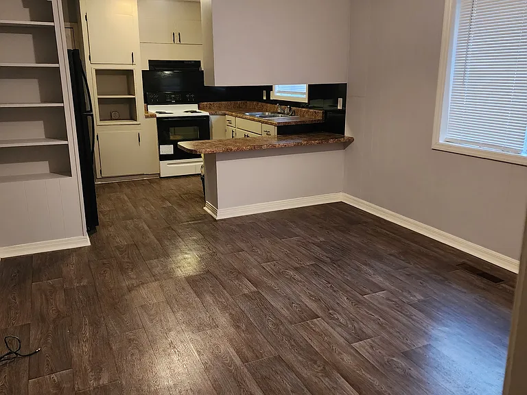 205 Lawrence Dr — Photo 5