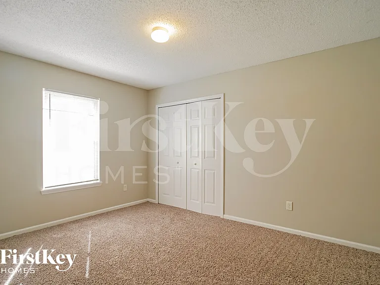 489 Mackenzie Cir — Photo 16