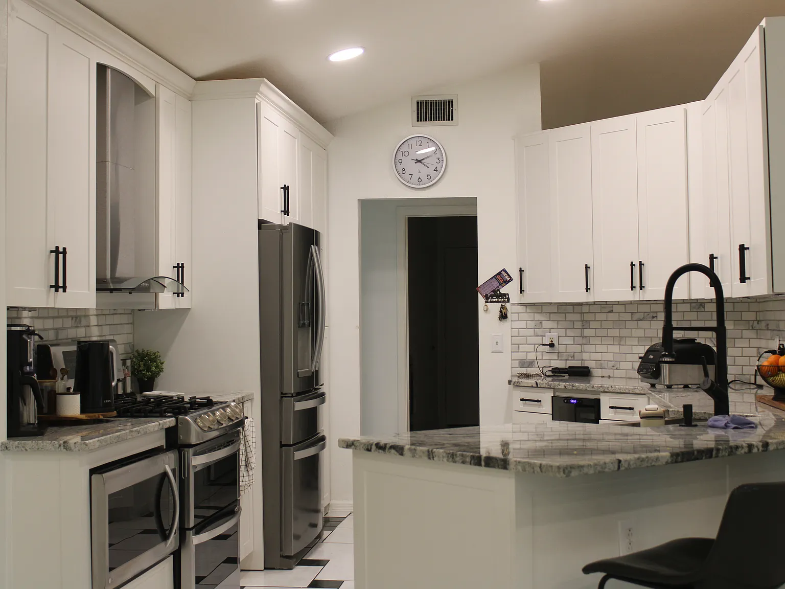 4 bed, 2340 sqft, $3,200 — Photo 2