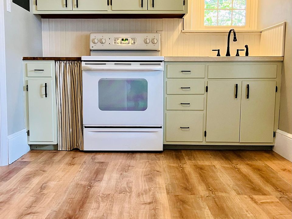 Eat-in kitchen