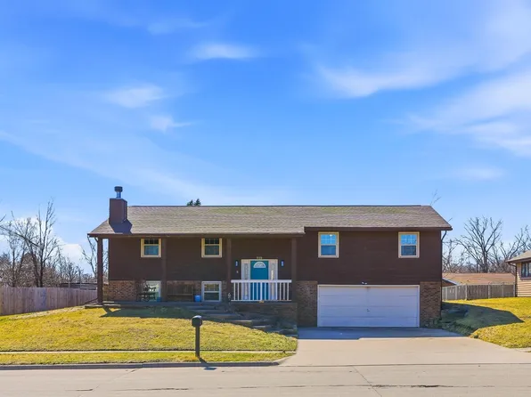 918 Acorn Ln, Muscatine, IA 52761