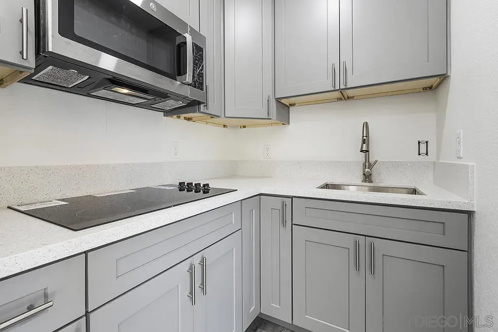 1 bed, 1.0 bath, 625 sqft, $2,200 — Photo 2