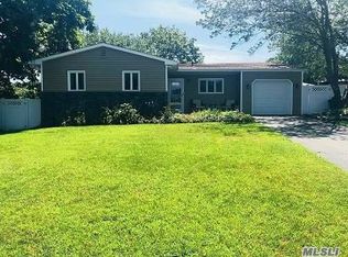 1 Alfred Cir, Holtsville, NY 11742