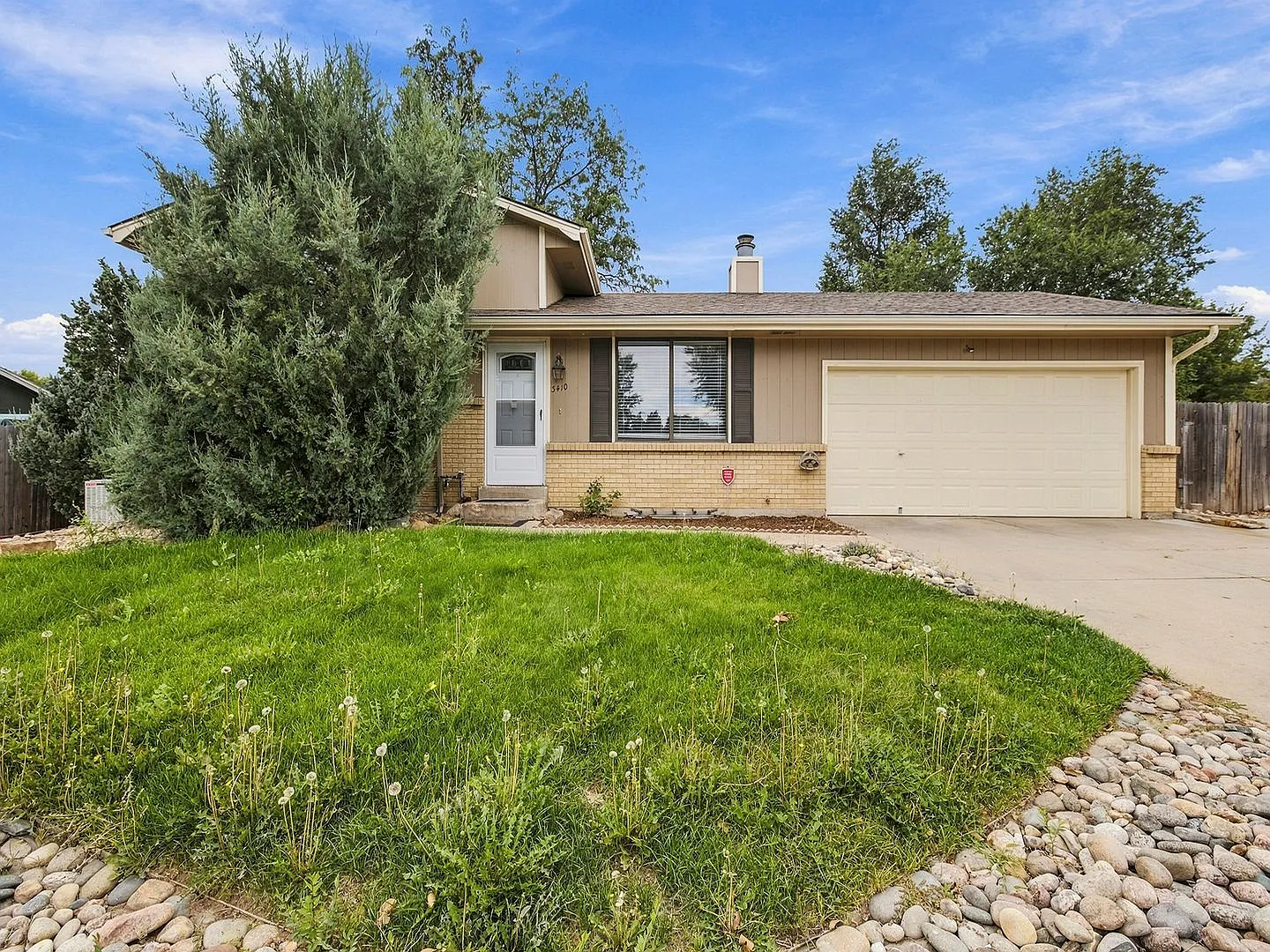 Beautifully updated 3 bedroom 2 bath home in Greeley! — Photo 1