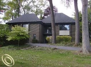 539 Willow Tree Ln, Rochester Hills, MI 48306