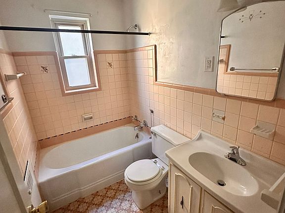 5th image of 247 Parkway Ave APT 1