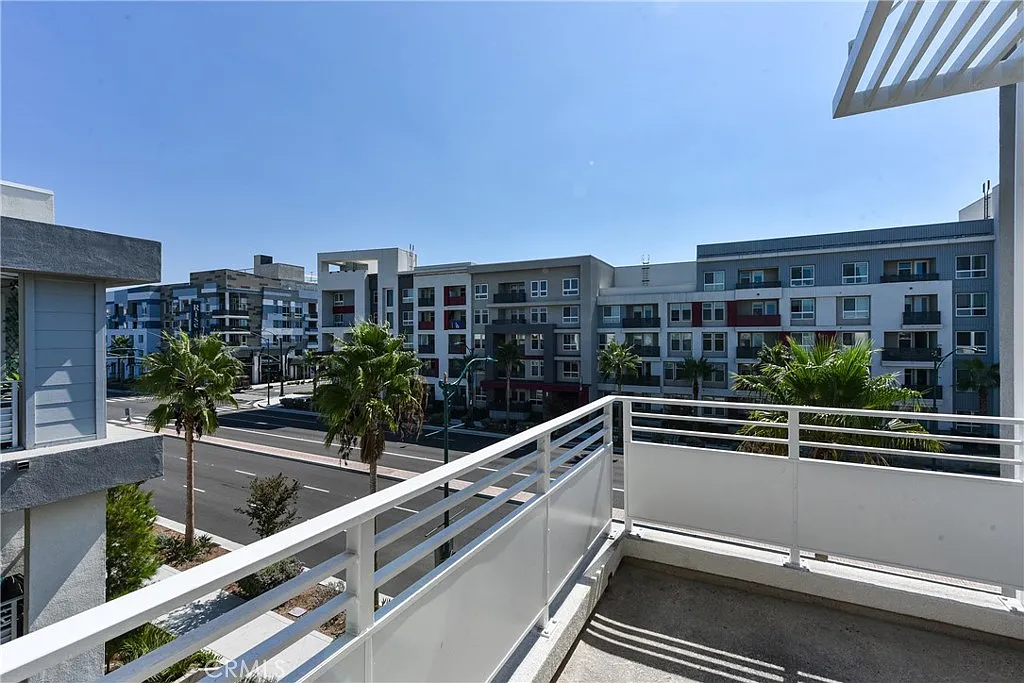 3 bed, 1700 sqft, $3,950 — Photo 4