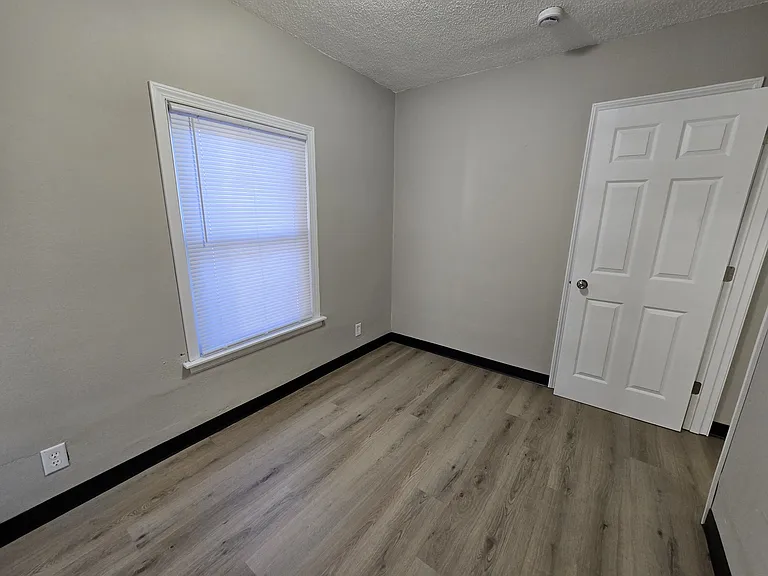 1125 N Barclay St — Photo 14