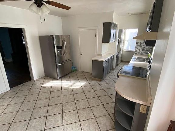 Kitchen - spacious eat-in kitchen