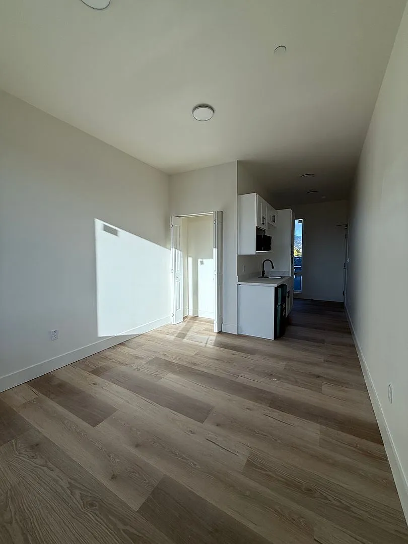 Poets Place Apartment — Photo 1