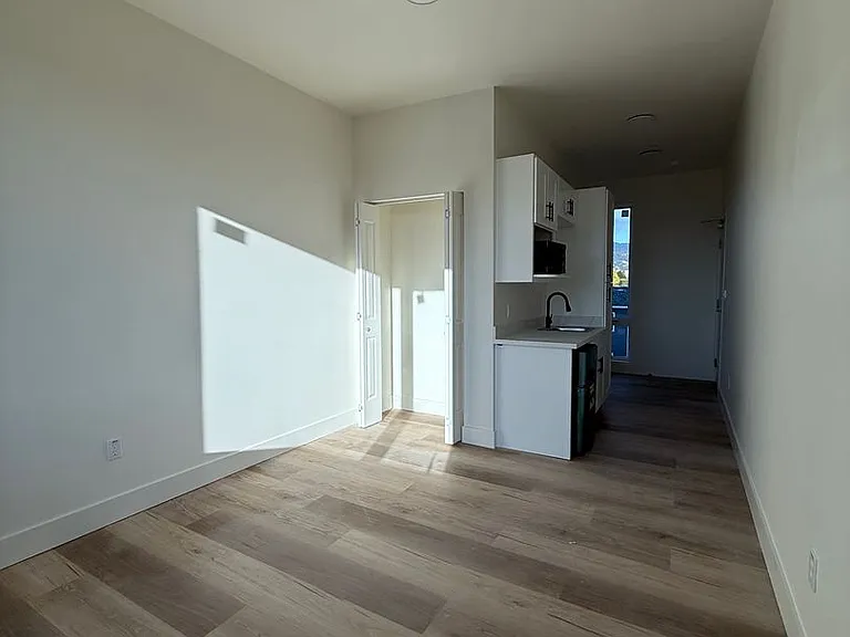 Poets Place Apartment — Photo 7