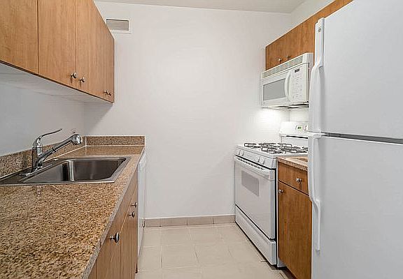 5th image of 400 W 37th St APT 12S