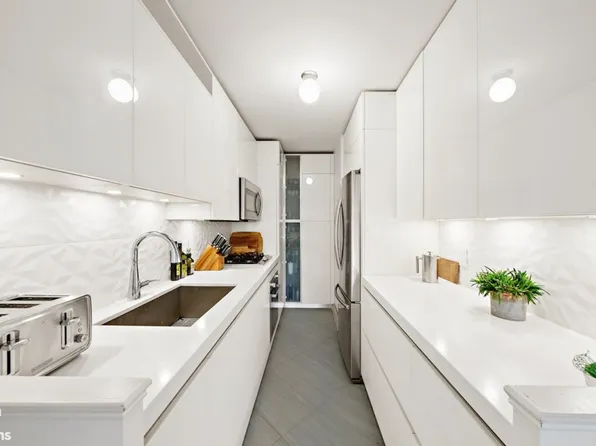 370 East 76th Street image 2 of 7