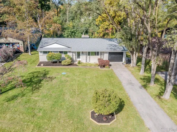 1932 Devonshire Rd, Bloomfield Hills, MI 48302