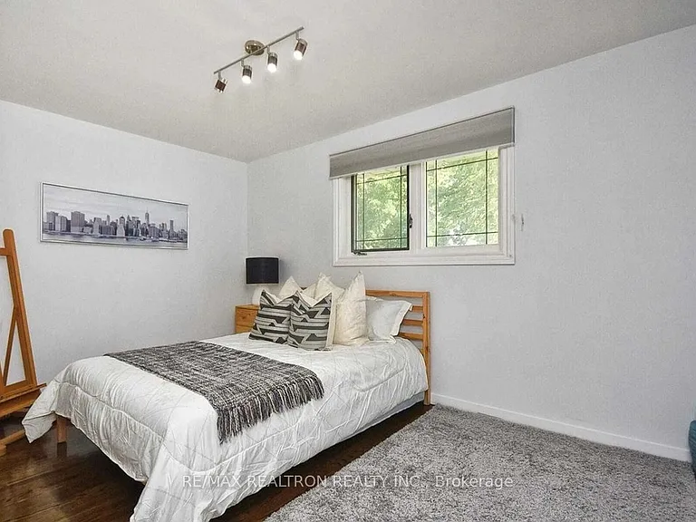 1 Sunderland Cres — Photo 15
