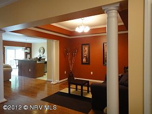5th image of 412 Clairmont Dr