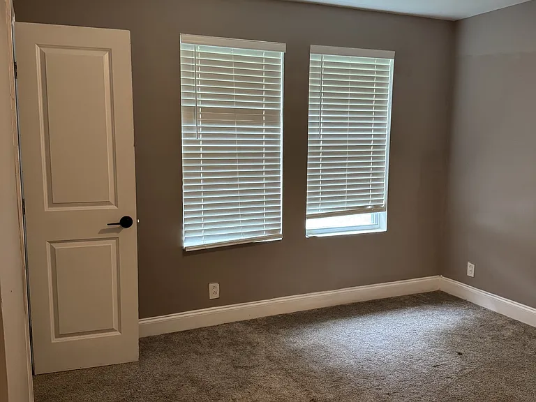 906 Skyland St — Photo 7