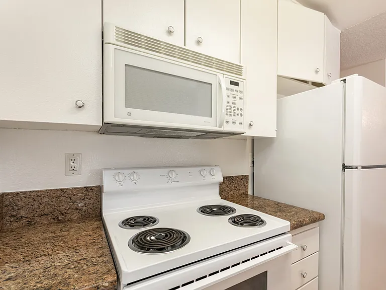Santa Monica Mariner Village — Photo 7