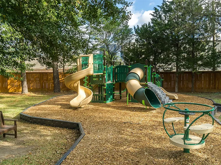 726 Thistlewood Dr — Photo 37