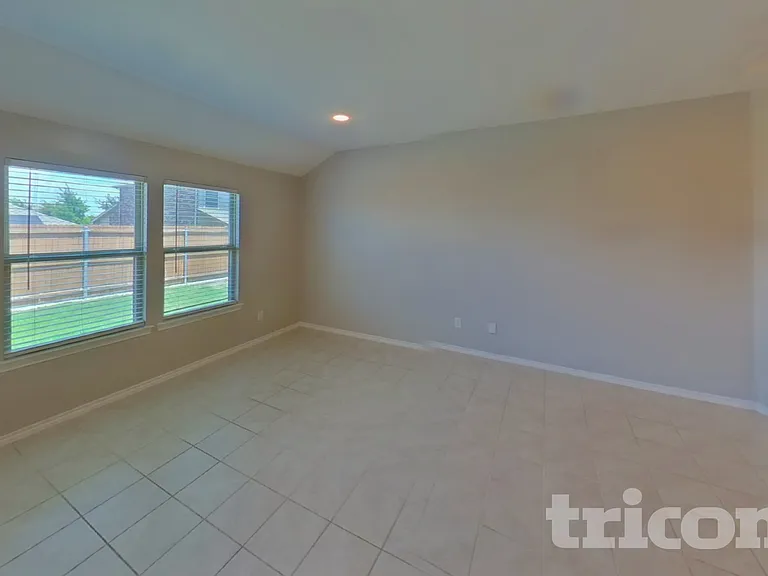1002 Meadow Wood Ln — Photo 2