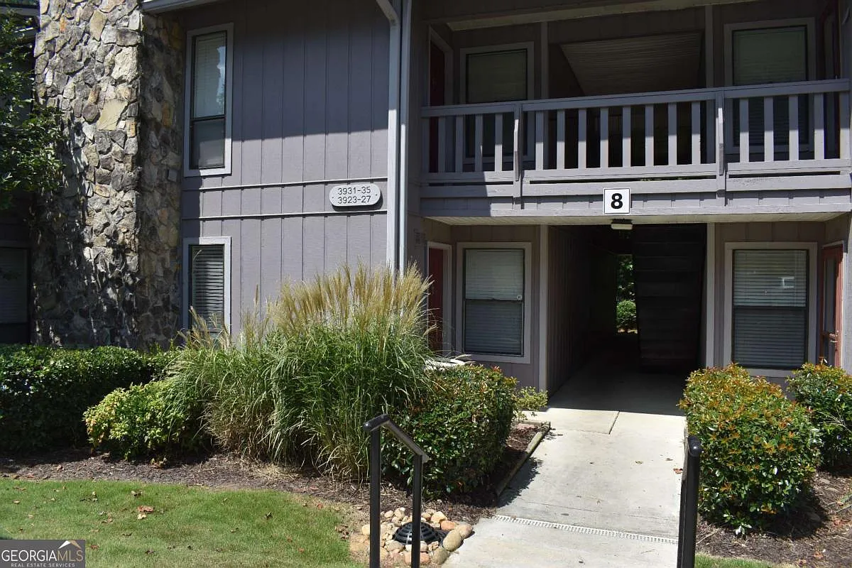 3923 Woodridge Way photo 1