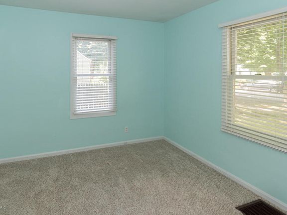 3rd image of 2833 Lorraine Ave