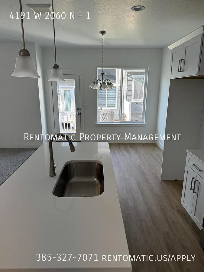 3 bed, 2.5 bath, 2210 sqft, $2,299 — Photo 4