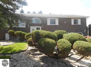 8158 E Pleasant Valley Rd, Shepherd, MI 48883