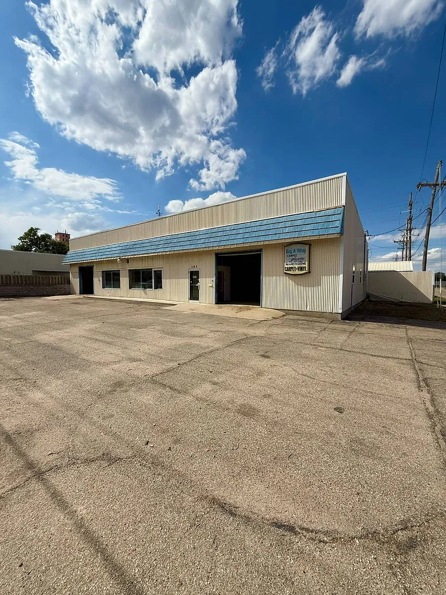 Building Photo - 305 W 5th St