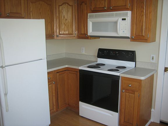 Kitchen w. Corian(r) Countertops