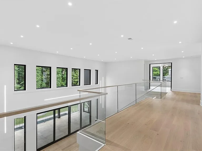 1000 Clementstone Northeast Dr — Photo 32