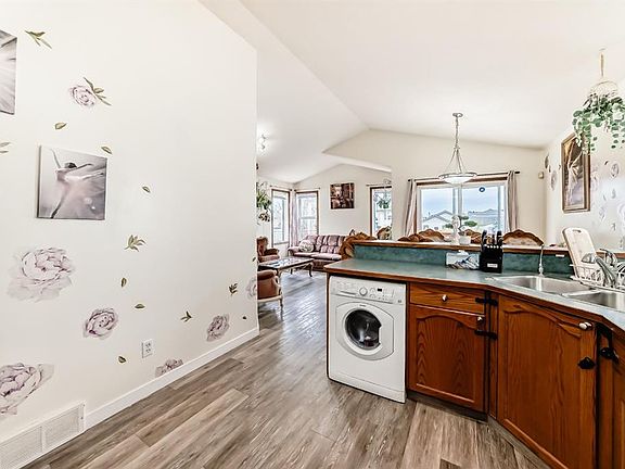 5th image of 92 S Everstone Rise SW