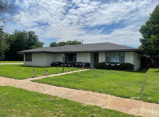 1028 S 17th St, Chickasha, OK 73018