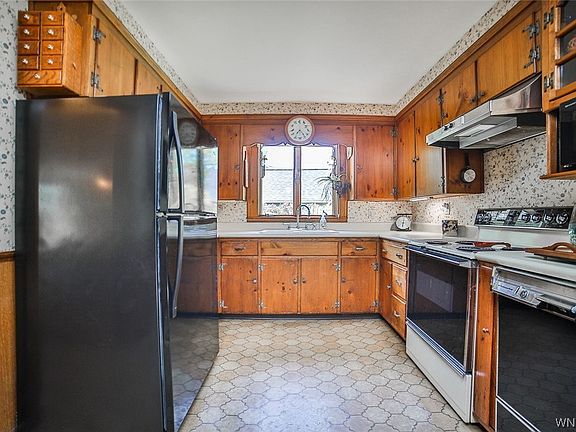 3rd image of 52 Moore Ave
