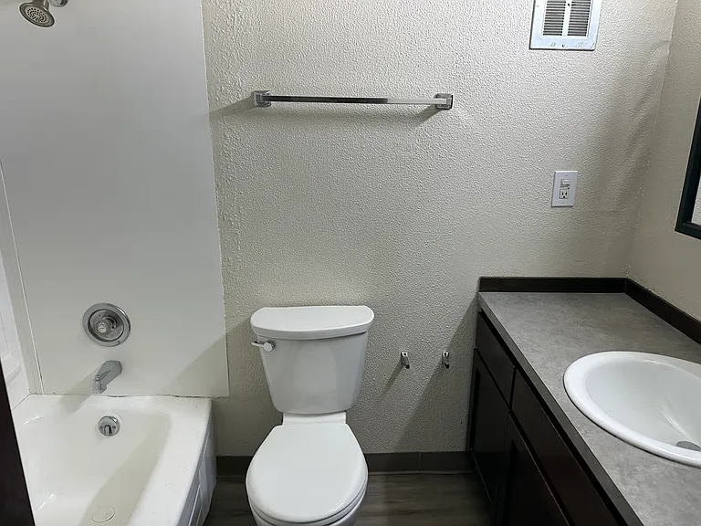 3724 Hoyt Ave — Photo 6