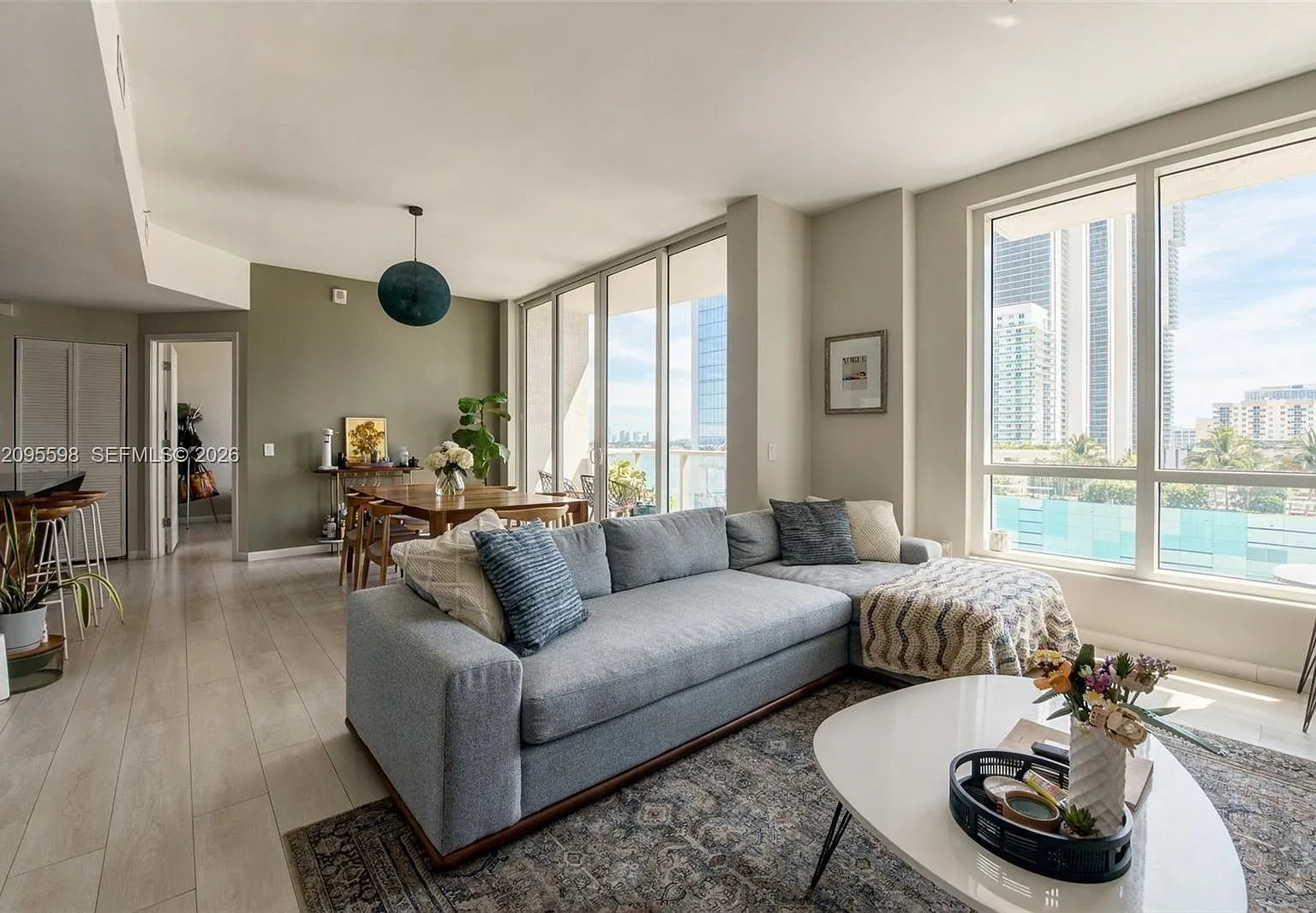 The Crimson Condo — Photo 2