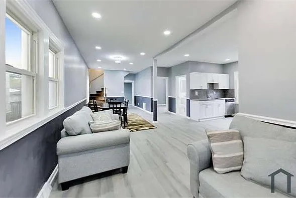 9549 S Calumet Ave — Photo 2