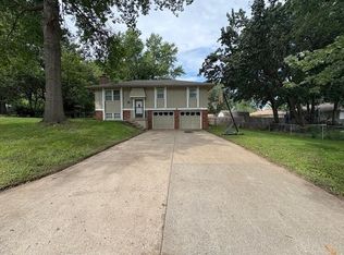 404 SW Keystone Ct, Blue Springs, MO 64014