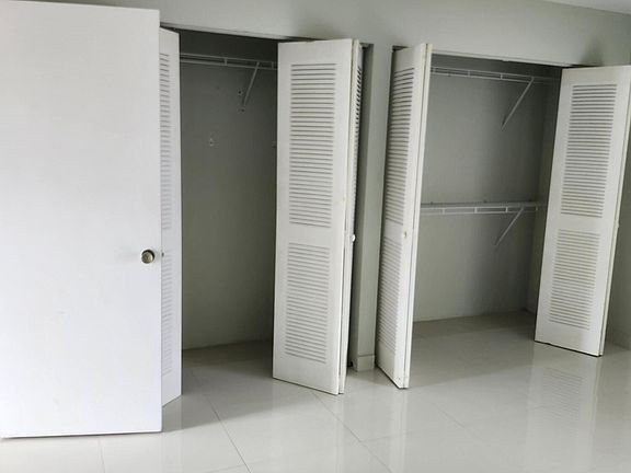 5th image of 17 Golfs Edge APT H
