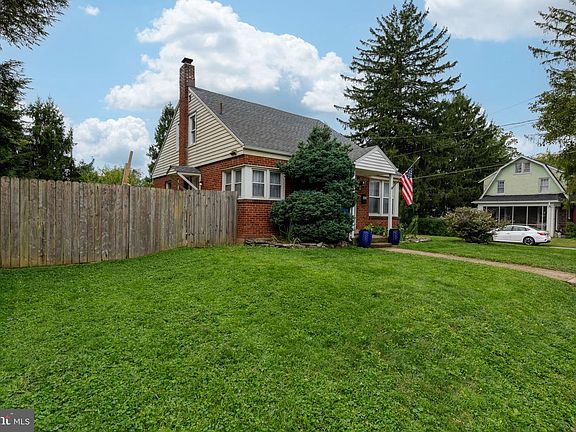2nd image of 1616 Maple St