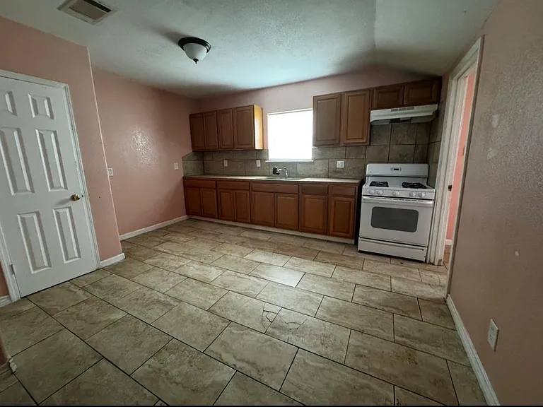 709 Matthews St — Photo 5